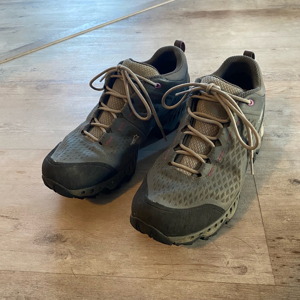 Womens Salomon Spire GTX Size 9